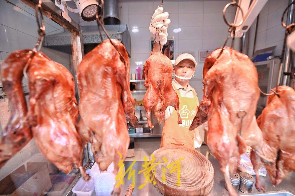 白条鸭与红告示：一位烤鸭店主父亲意外走红后