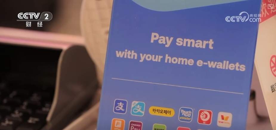 旗袍、老洋房、早茶晚咖、香囊香包……外国游客入乡随俗感受地道年味