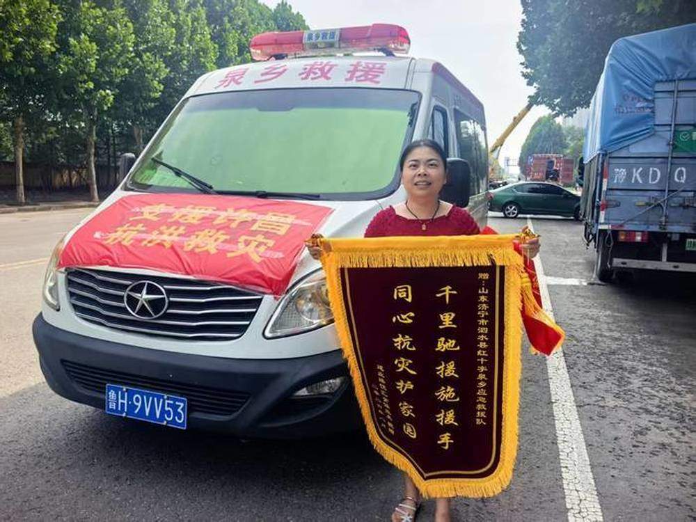 千里驰援河南许昌！山东救援队返程之际，于东来驾车专程送行并赠送队员礼物