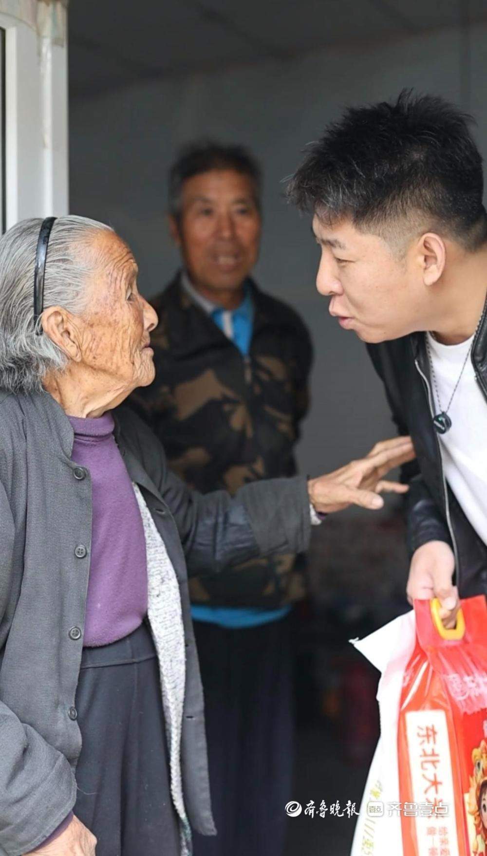 济南“90后”理发师去了100多个山村为老人理发：老人开心，也治愈了我