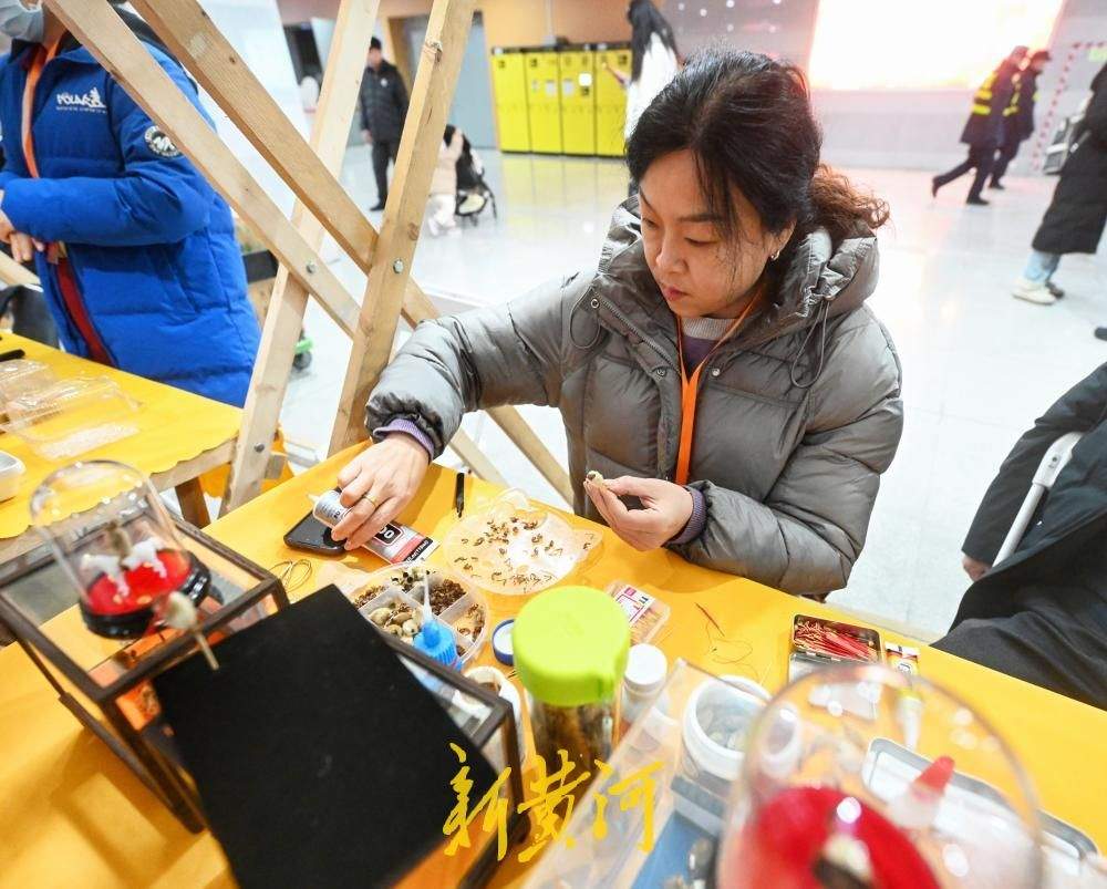 听快书看戏法，返乡路上很热闹