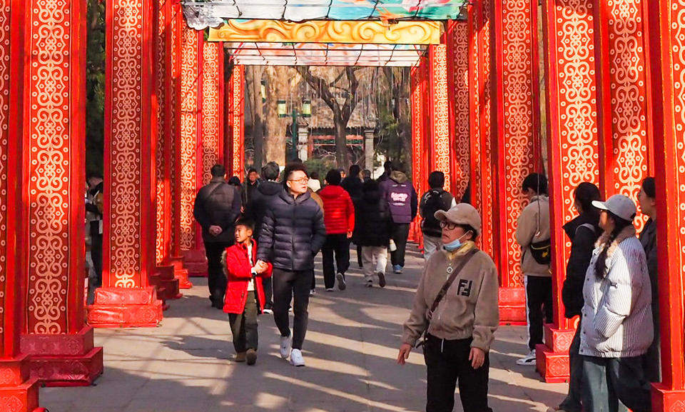 数九寒天如早春，济南各大公园游客如织