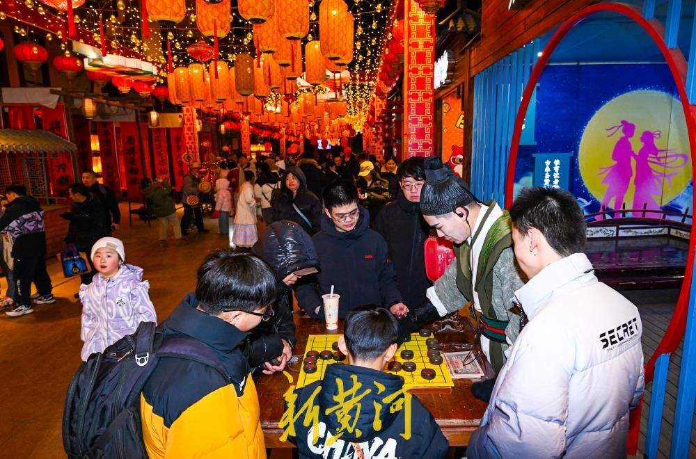 新春灯会国潮市集引游人，沉浸体验传统年味