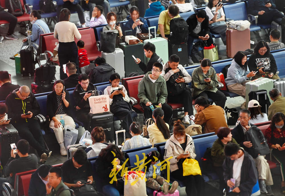 火车站里人从众，市民开启假期赶路模式
