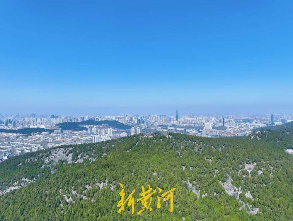 青山高楼映蓝天 “泉城蓝”下好春光