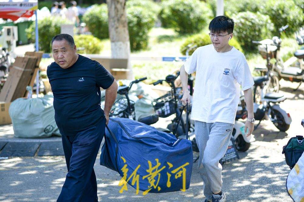 离别校园毕业“寄” 大学生轻装离校