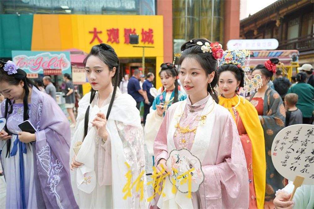 《红楼梦》十二钗游大观园 展示汉服文化魅力