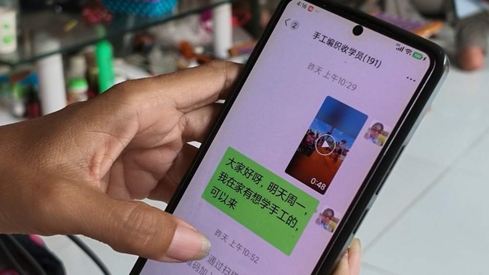 月光下的钩织摊：一针一线织就人间暖意