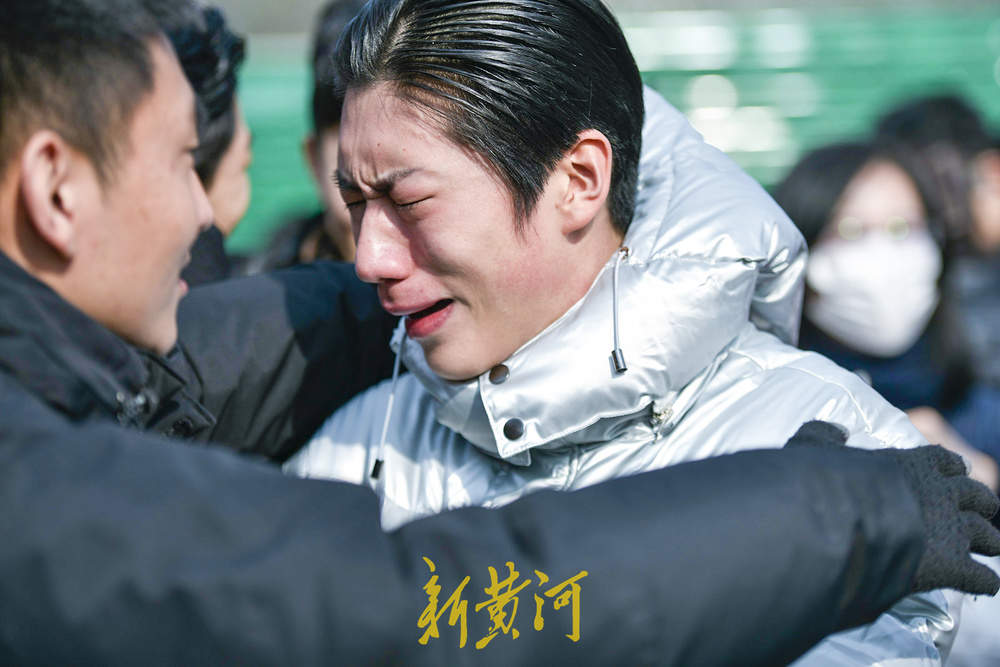 济南艺考现场打分揭晓成绩 考点外有欢笑亦有泪水