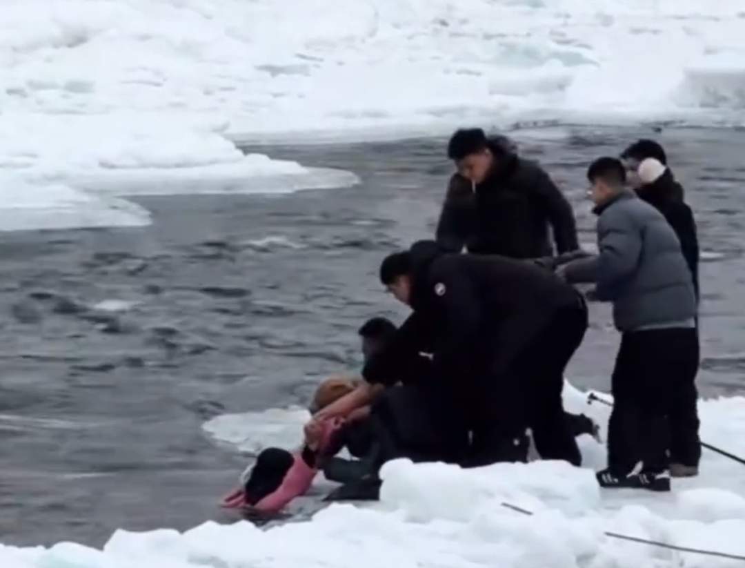 新疆喀纳斯景区通报母女越过警戒线拍照落水：及时救助上岸，身体状况平稳