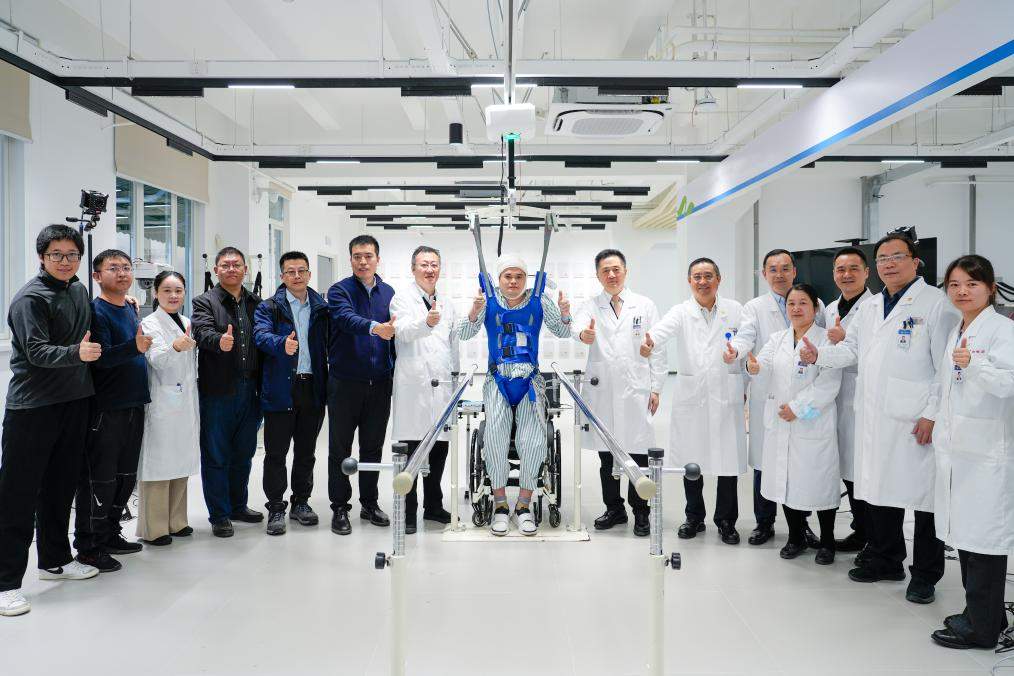 为大脑与脊髓搭“新路” 新技术助瘫痪病人恢复行走