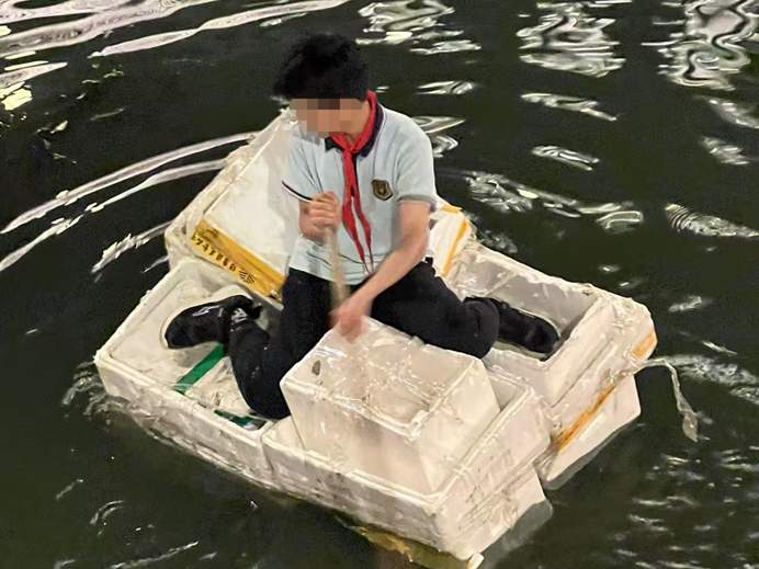 危险!小孩哥自制泡沫船下河划水