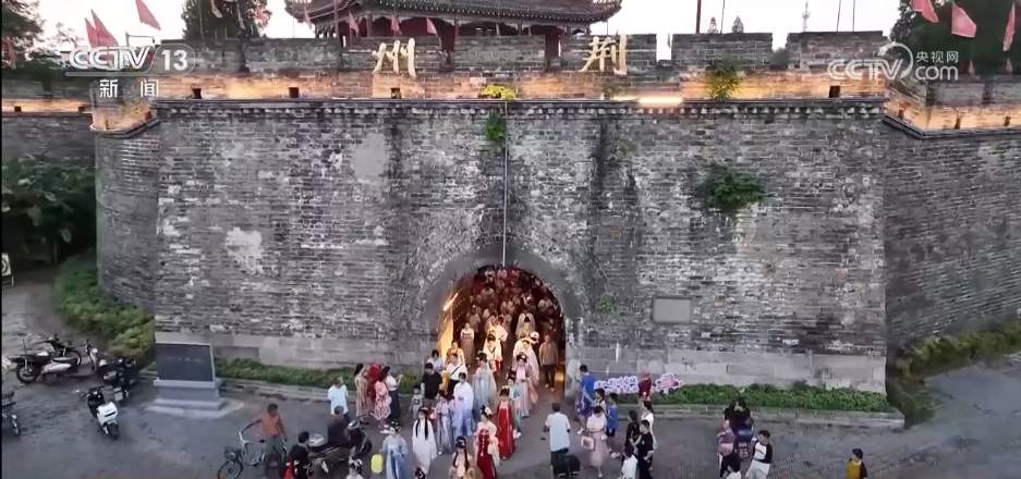 “商文旅”融合催热假日经济 “花样”民俗点燃消费市场新引擎