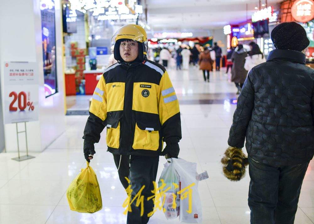 春节“不打烊” 外卖小哥坚守在送单路上