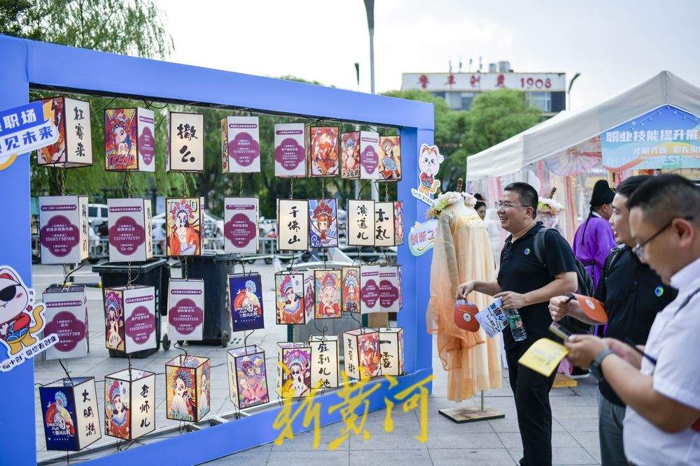 人才夜市企业摆摊引贤 市民逛街寻岗