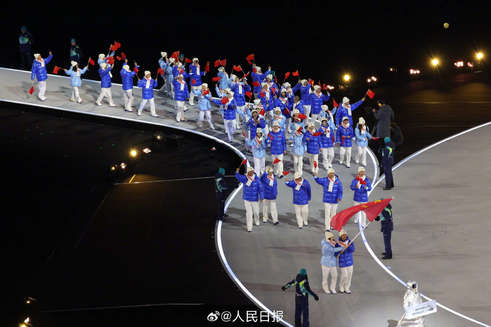 中国代表团入场！五星红旗闪耀米兰冬奥，为中国队加油！