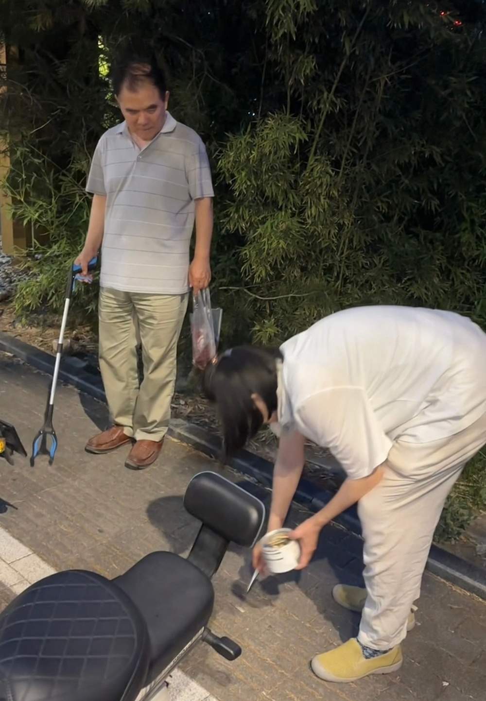 31万点赞！济南退休夫妇深夜街头公益捡拾烟头，装满整整一盒