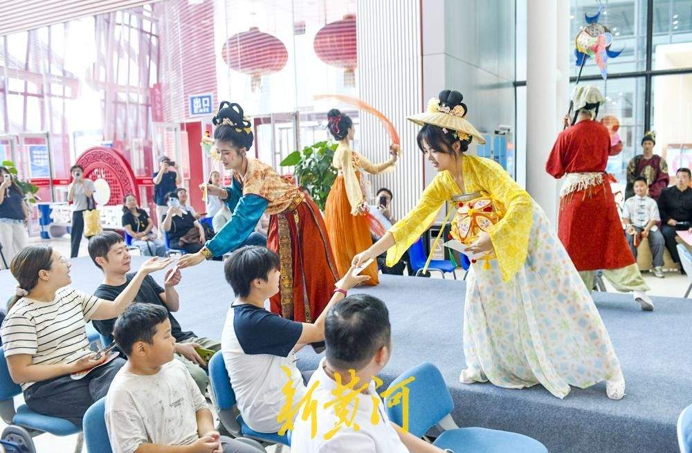 济南：非遗雅韵中秋展演 汉服翩翩共赴穿越千年中秋之约