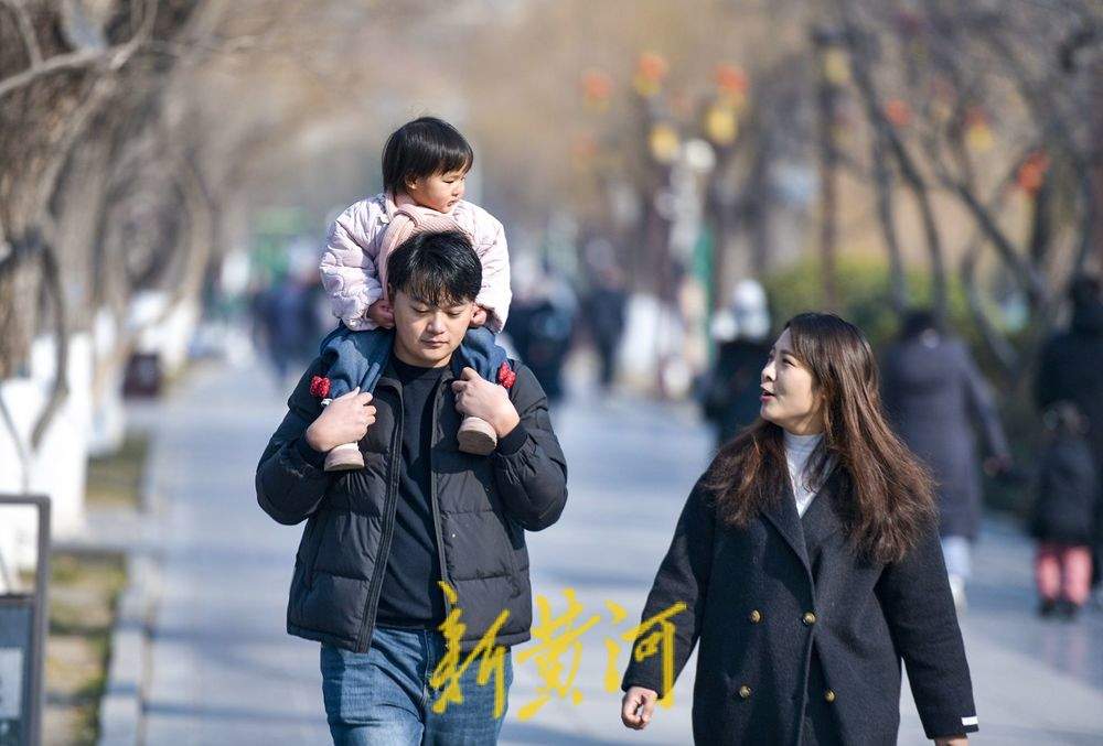 一年四季 泉在济南丨冬日暖阳短暂回归，市民大明湖畔享惬意时光
