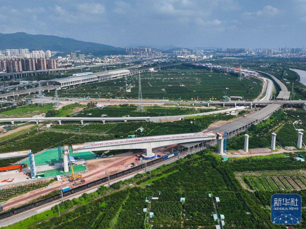 深江铁路首座转体桥成功跨越广珠货运铁路