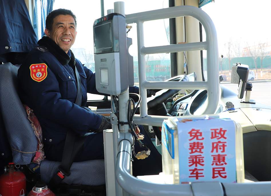 山东多地推行免费公交，背后算的是民生账和生态账