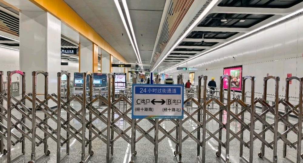 济南地铁4号线推出“同站过街”，32座车站开放经十路穿行通道