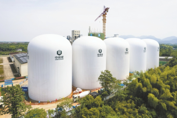 我国首批五座9000吨级气膜粮仓充气成型