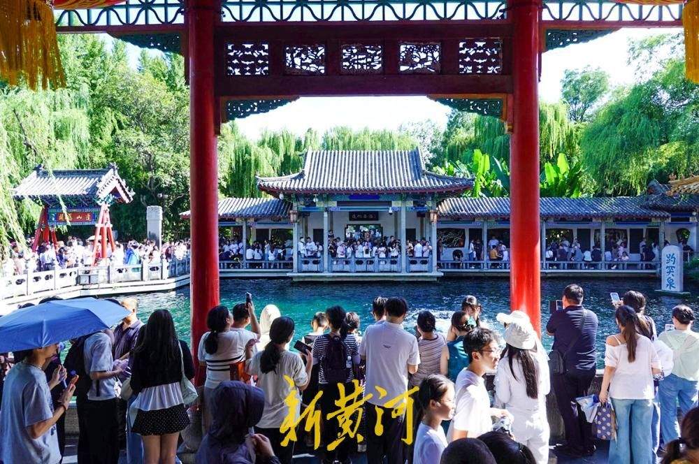泉水汩汩迎秋客，济南趵突泉迎来错峰赏泉潮