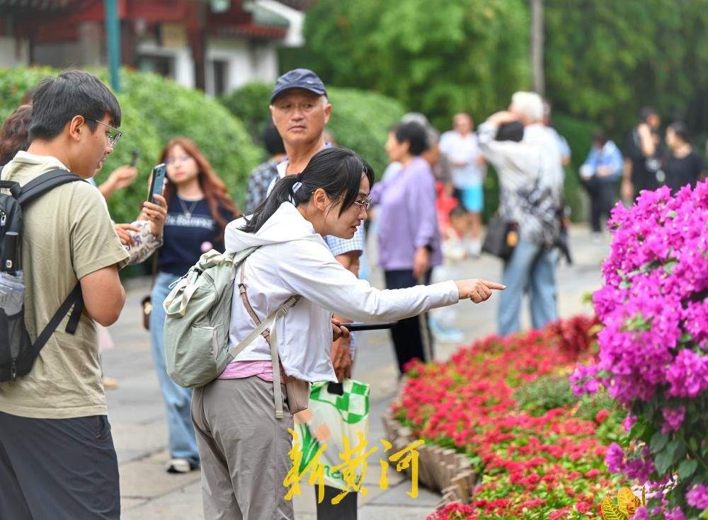 济南：趵突腾空迎佳节