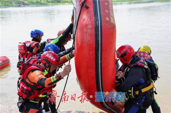 融媒·见证丨“水上蛟龙”练硬功 济南消防集结精兵，开展汛期水域集训