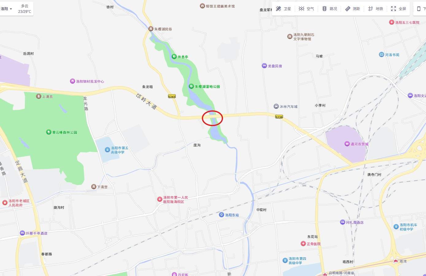 河南洛阳一桥梁下方边坡被雨水冲刷出现坍塌，网友担心安全！当地：会去核实处理