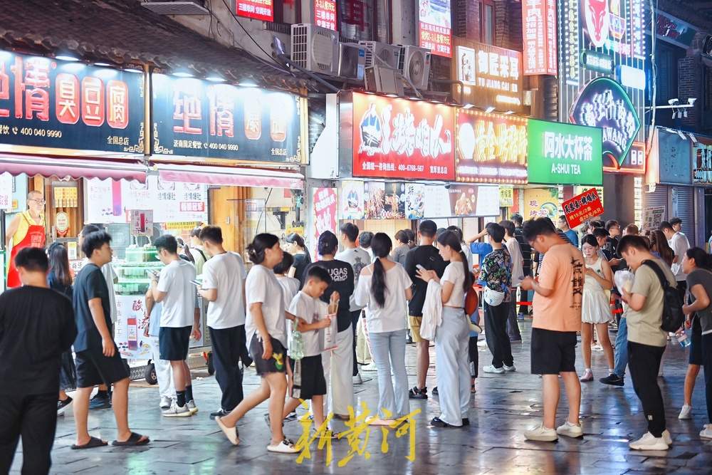 一年四季 泉在济南丨济南宽厚里烟火气点亮“夜经济”