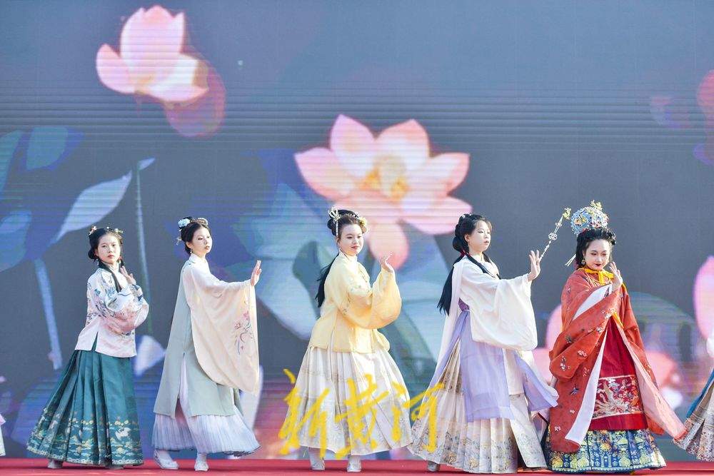 华山脚下开启汉服文化旅游节 华裳绽放传统文化之美