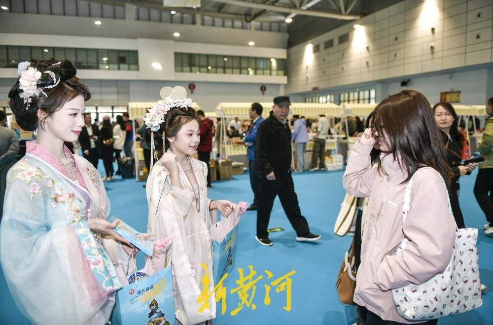 十二“花神”空降招引大会，汉服少女与求职者对诗互动