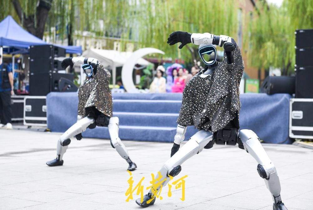 中秋佳节泉城商圈好戏连台 智能机器人展演亮相印象济南
