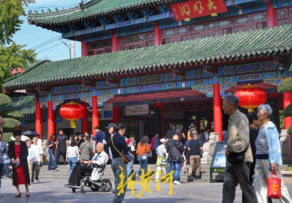 游人如织，国庆假期大明湖人气爆棚