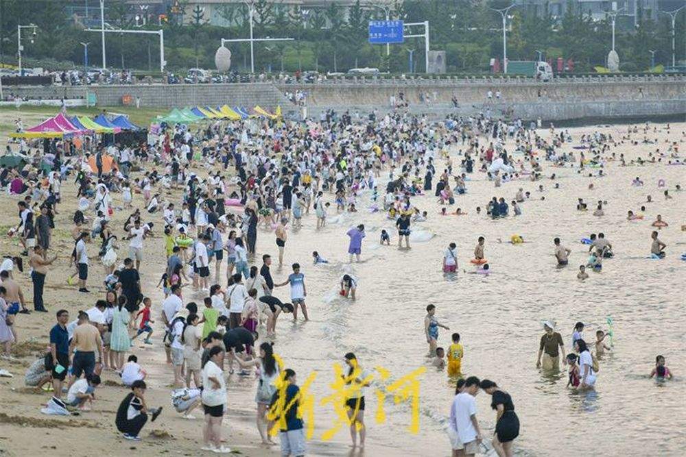 高温高湿天气下，海水浴场迎来避暑高峰