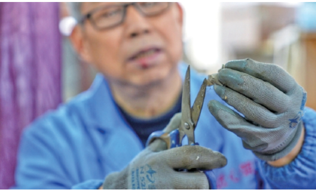 济南吉祥苑社区有个“七旬工匠团” 能工巧匠样样精通越忙越乐呵