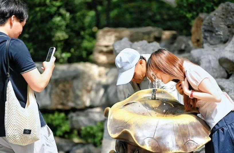 高温天气催热泉水游 济南护城河畔游人如织享清凉