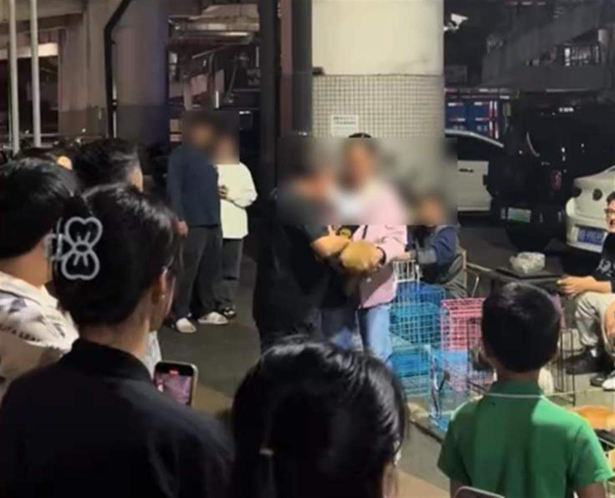 男子买小狗退货遭拒绝，竟当场将其摔死？柳州官方介入调查