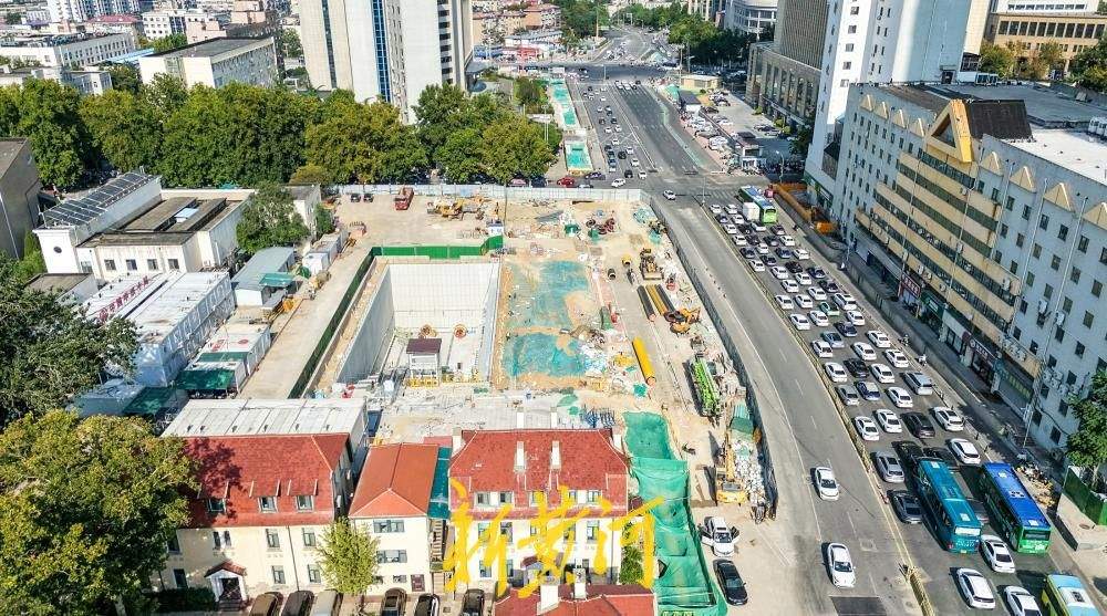济南地铁6号线经一路与站前街交叉口西北角地铁站出入口亮相