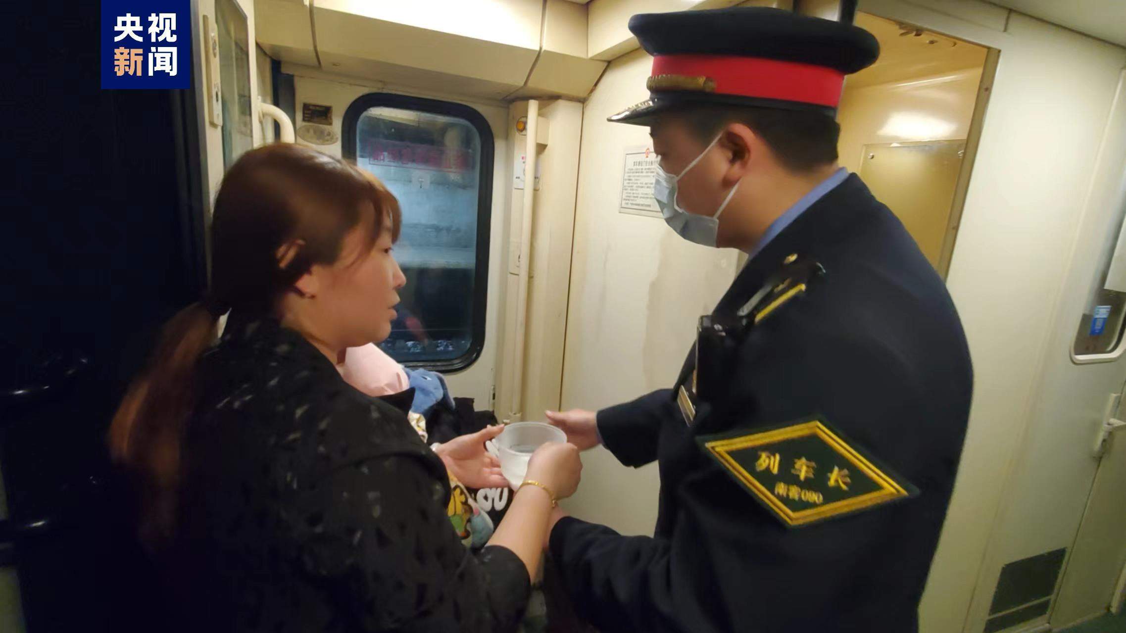 “我来帮忙!”风雪中列车上的临时“搬运链”好暖