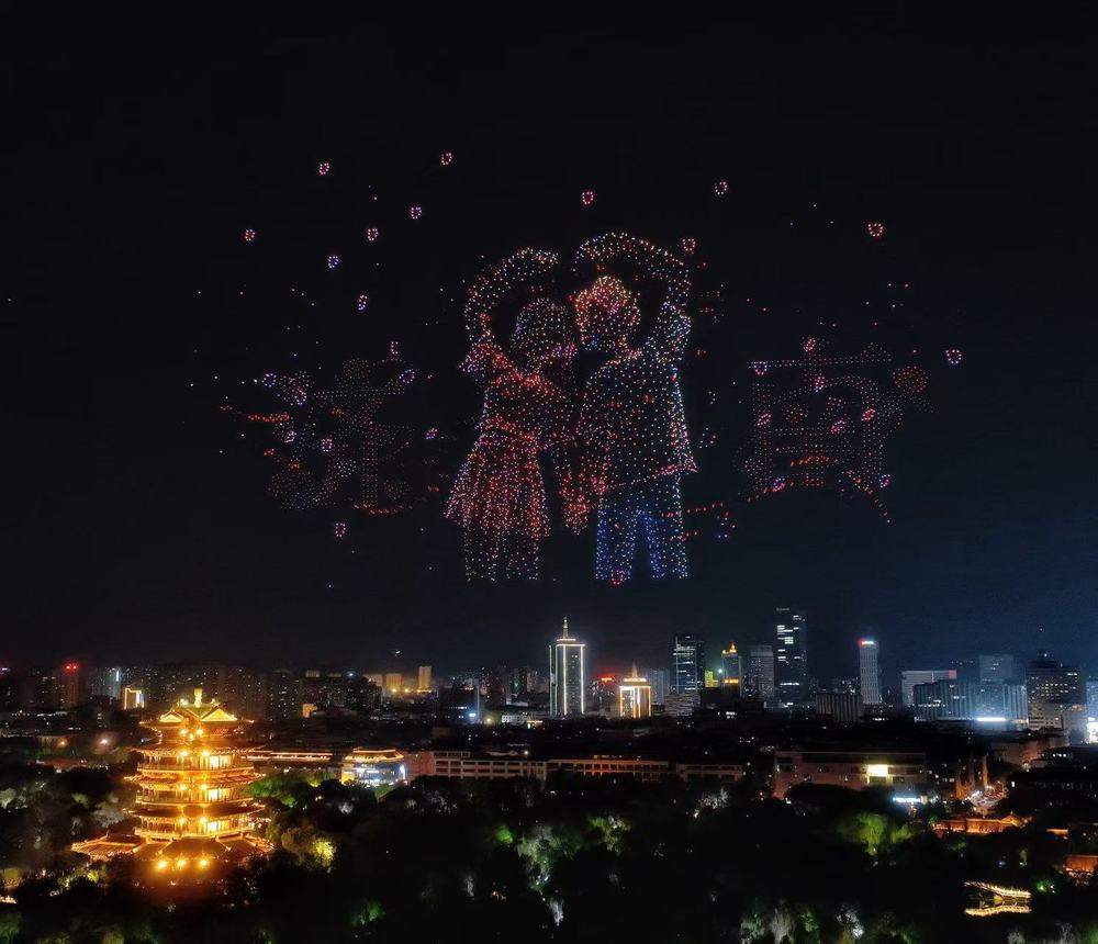 科技与文脉共舞，“泉染星穹”无人飞机秀点亮泉城夜空