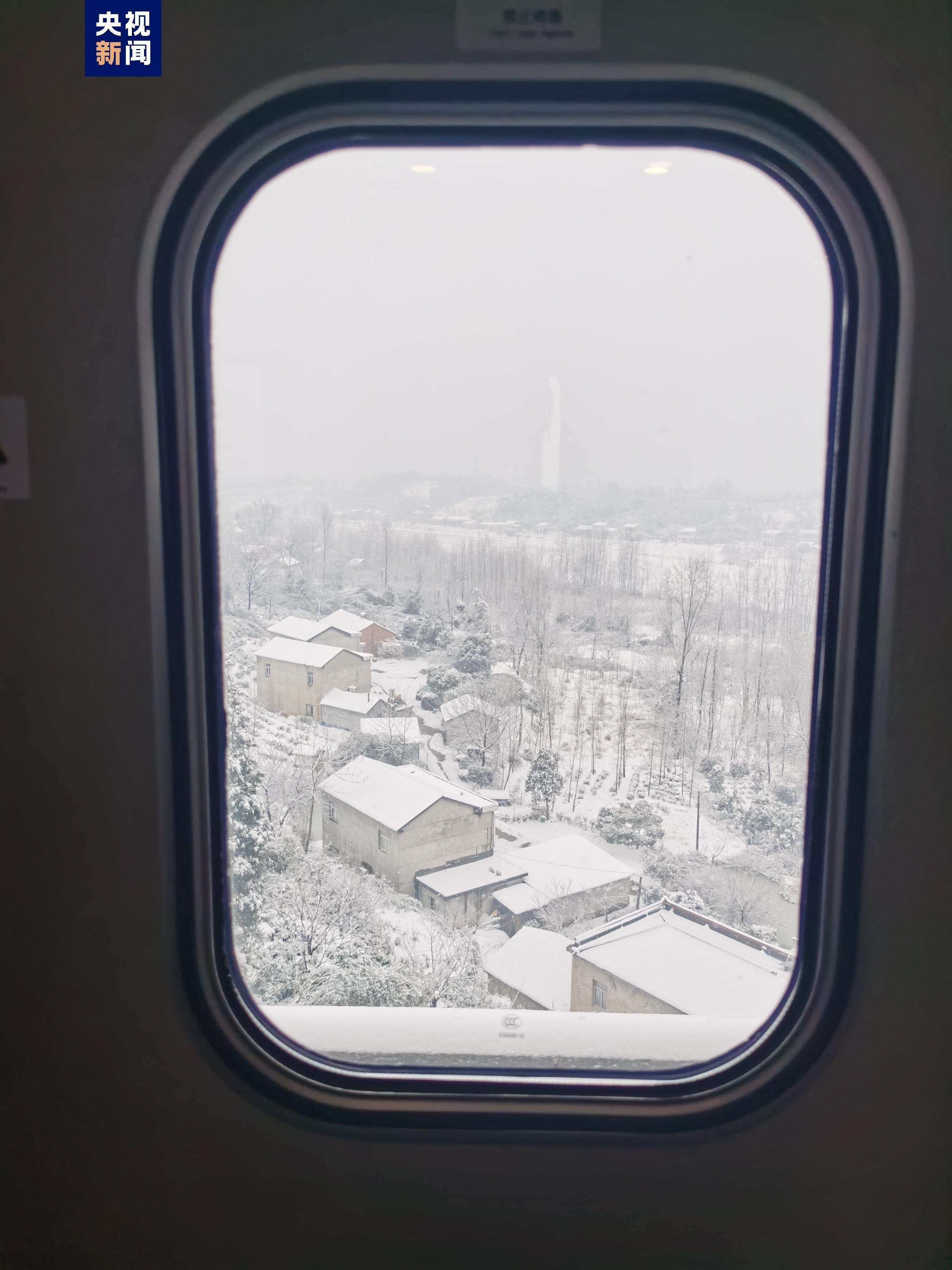 “我来帮忙!”风雪中列车上的临时“搬运链”好暖