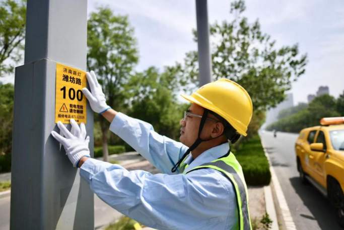 济南71894棵路灯杆“身份证”持续上新，点亮民生幸福新图景