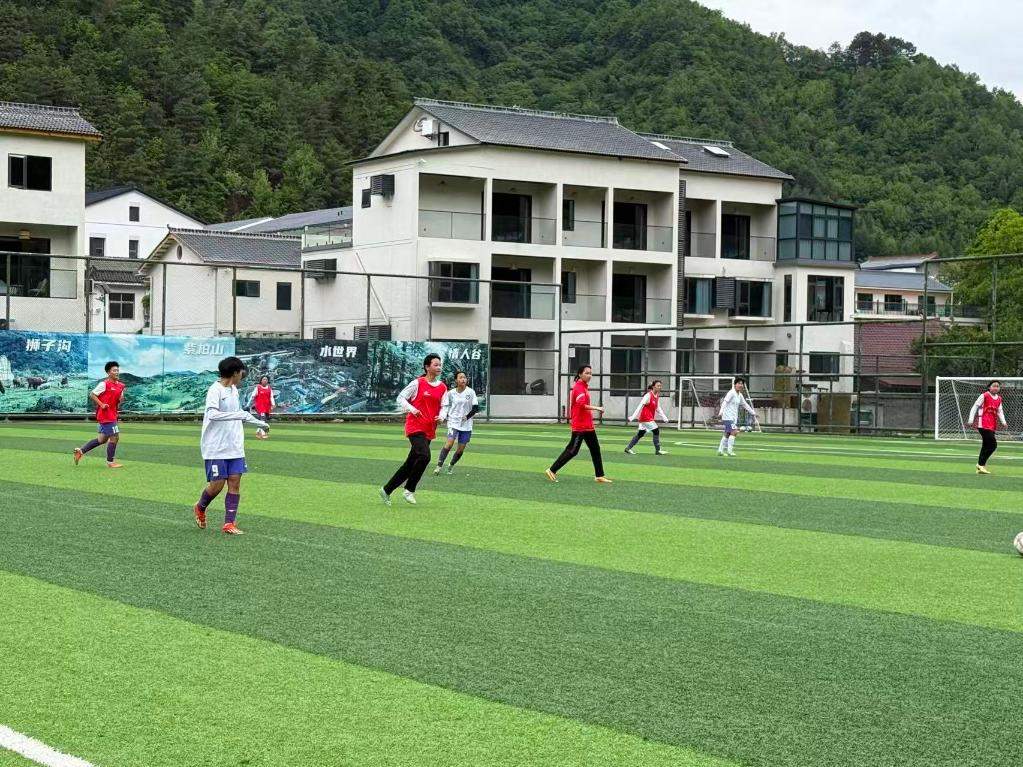 足球校长和他的“泥巴地足球队”