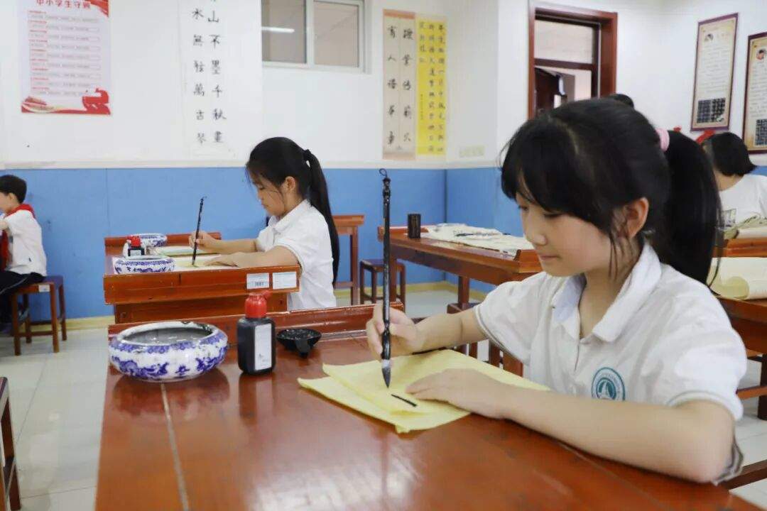 翰墨润童心 墨香伴成长——长清湖实验学校魏碑楷书名家课堂圆满举行