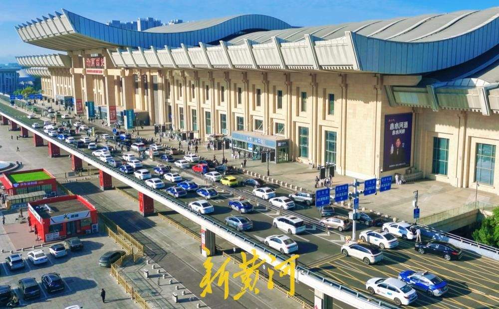 国庆假期首日出行迎高峰，济南西站送客平台车辆排长龙