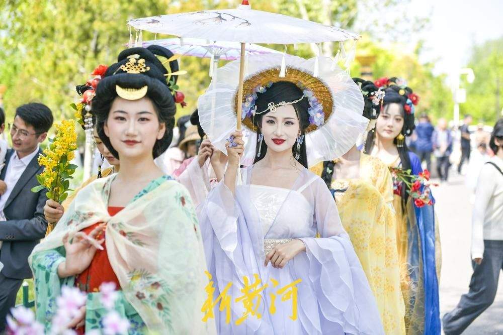 济南：三月三以花为媒 汉服巡游“上春山”