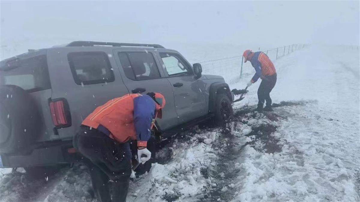 呼伦贝尔大雪致多车被困 30余名乘客获救援安置